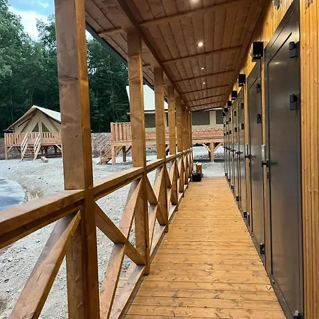 Glamping Park Schloss Thurn Kamp alanı *