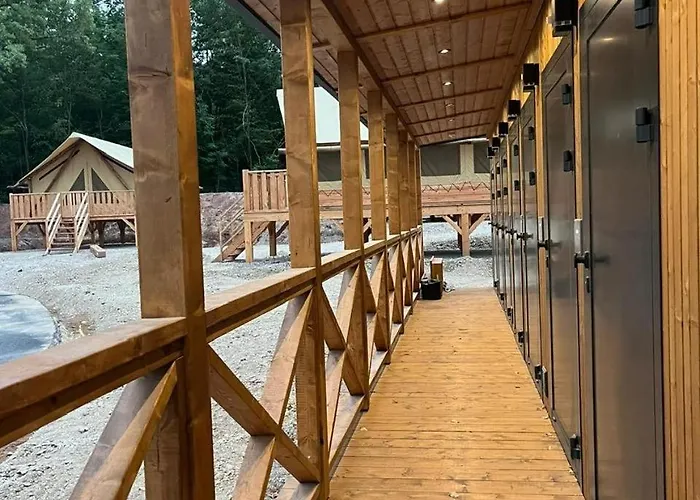 Glamping Park Schloss Thurn אתר קמפינג *
